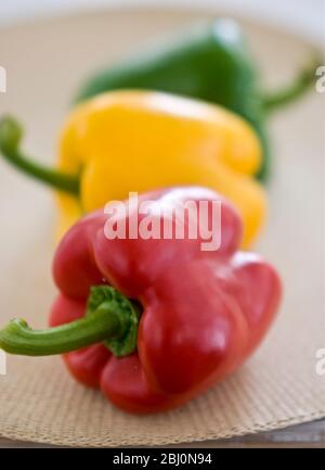 Trois poivrons doux brillants, rouge, vert et jaune - Banque D'Images