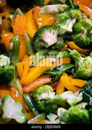 Remuez rapidement les légumes frits et mélangés dans la poêle - Banque D'Images