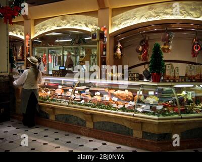 La section de viande et de jambon mouchetée de la salle de restauration Harrods juste avant Noël - Banque D'Images