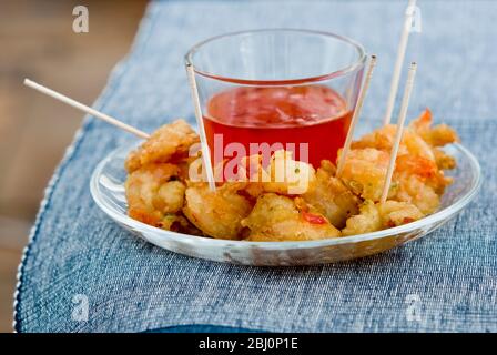 Petit plat de crevettes sautées thaï avec sauce à la trempage douce - Banque D'Images