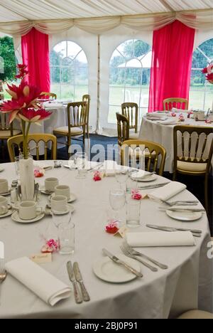 Intérieur de marquise décoré pour un mariage d'été dans des tons de rose et de blanc - Banque D'Images