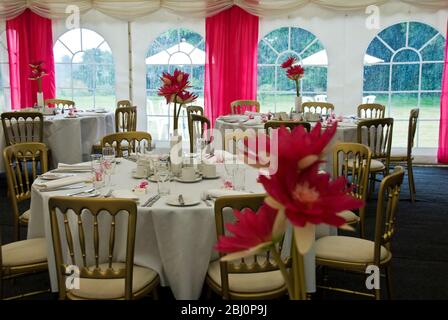 Intérieur de marquise décoré pour un mariage d'été dans des tons de rose et de blanc - Banque D'Images