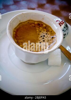 Petite tasse de café turc sur la table du café - Banque D'Images