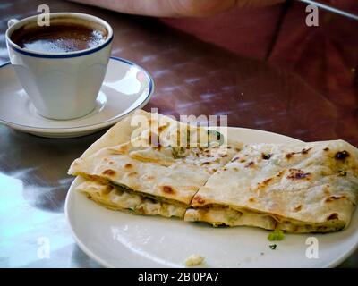 Petite tasse de café turc fort avec un léger encas de filo salé dans un café dans la station balnéaire de Dalayan, Anatolie, Turquie - Banque D'Images