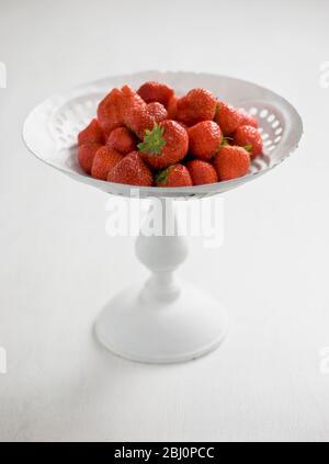 Fraises anglaises sur support peint blanc - Banque D'Images