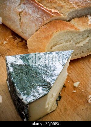 Fromage Cornish Yarg avec couverture de bouilloires à bord avec pain croustillant. - Banque D'Images