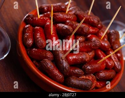 Saucisses espagnoles chaudes chistorritas sur brochettes Banque D'Images