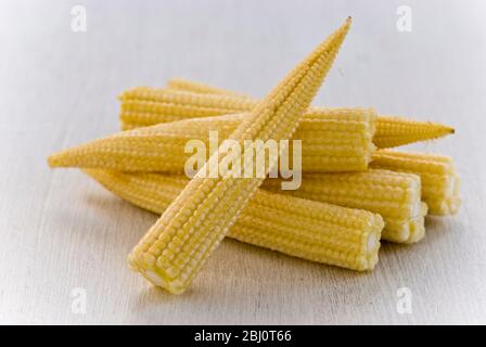 Petite pile de maïs sucré pour bébé sur fond blanc - Banque D'Images