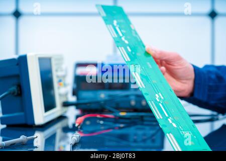 Débogage du périphérique électronique. Microcontrôleur PCB en laboratoire électronique Banque D'Images