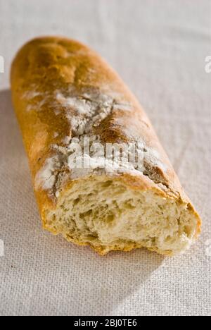 Pièce d'extrémité cassée de pain français, baguette. - Banque D'Images