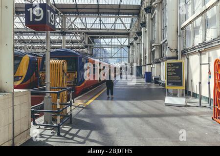 London/UK-1/8/19: train de voyageurs électrique British Rail Class 456 sur la plateforme de la London Waterloo. Terminus du centre de Londres sur le National Rail Banque D'Images