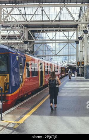 London/UK-1/8/19: train de voyageurs électrique British Rail Class 456 sur la plateforme de la London Waterloo. Terminus du centre de Londres sur le National Rail Banque D'Images