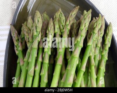 Bouquet d'asperges sur plaque verte - Banque D'Images