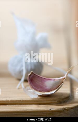 Un petit carré de mousseline nouée autour de bouquet garni herbes avec une gousse d'ail Banque D'Images