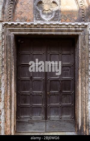 Vieille porte de Venise avec un aspect vraiment sombre. Photo de haute qualité Banque D'Images