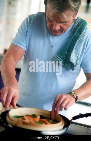 Gordon Ramsay cuisine dans sa cuisine à la maison - Banque D'Images