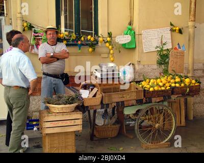 Commerçant de marché coloré vendant des lavande et des citrons, à Menton, au sud de la France - Banque D'Images