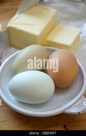 Sortir les ingrédients pour faire un gâteau - en utilisant des œufs biologiques. - Banque D'Images