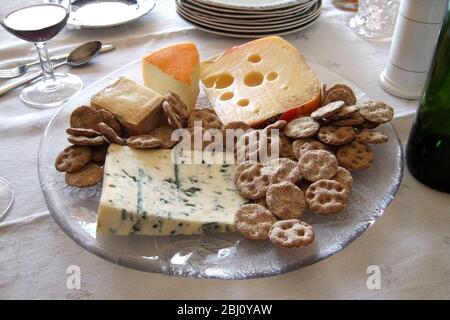 Fromage sur grande plaque de verre avec petits biscuits à pain croustillant - Banque D'Images