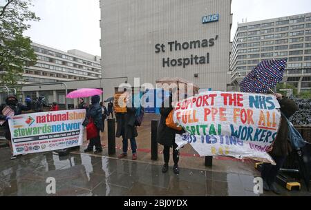 Les manifestants du réseau national des délégués syndicaux à l'extérieur de l'hôpital St Thomas de Londres, au cours d'une minute de silence qui devait rendre hommage au personnel du NHS et aux principaux travailleurs morts lors de l'épidémie de coronavirus. Banque D'Images