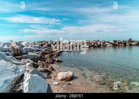 Marina di Pisa, rocher sur la côte à midi. Mer Méditerranée. Banque D'Images