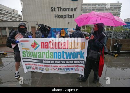 Les manifestants du réseau national des délégués syndicaux à l'extérieur de l'hôpital St Thomas de Londres, au cours d'une minute de silence qui devait rendre hommage au personnel du NHS et aux principaux travailleurs morts lors de l'épidémie de coronavirus. Banque D'Images