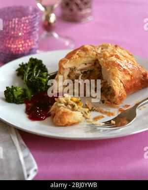 Dinde cuite au four avec broccolli et sauce aux canneberges dans un cadre festif pour les vacances/Noël - Banque D'Images