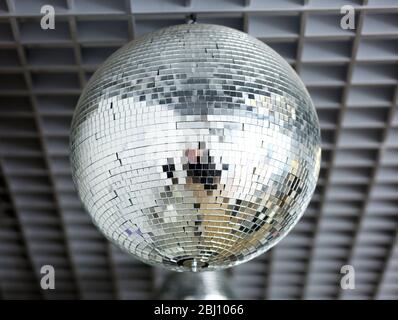 Boule de miroir disco argentée près Banque D'Images