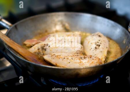Filets de poulet suprême cuits dans une poêle avec sauce à l'estragon - Banque D'Images