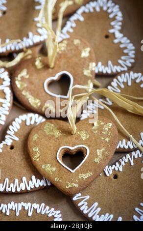 Biscuits au gingembre de style suédois à suspendre comme décorations d'arbre de noël - Banque D'Images