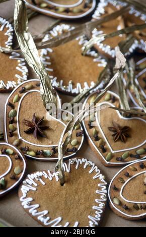 Biscuits au gingembre de style suédois à suspendre comme décorations d'arbre de noël - Banque D'Images