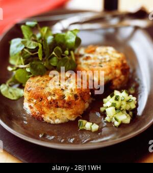 Gâteaux de poisson faits maison avec salade de cresson et concombre haché dans du vinaigre d'aneth - Banque D'Images