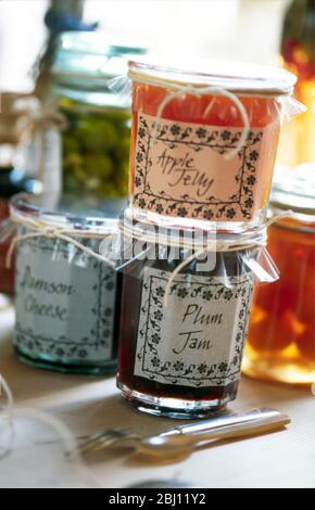 Collection de pots de gelées et de confitures de fruits emballés de façon décorative - Banque D'Images