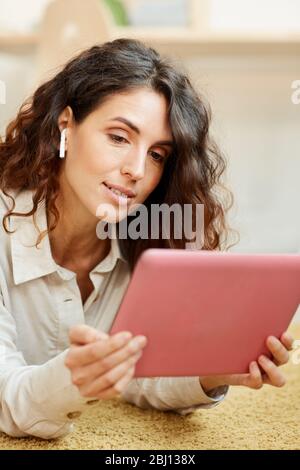 Jeune femme d'affaires adulte ayant un important appel vidéo tout en passant du temps à la maison, poitrine verticale haut portrait Banque D'Images