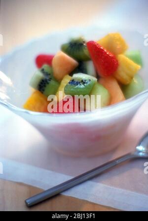 Salade de fruits frais dans un bol en verre blanc - Banque D'Images