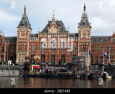 Vue rapprochée de la gare centrale d'Amsterdam, près du terminal des bateaux du canal de Damrak Banque D'Images