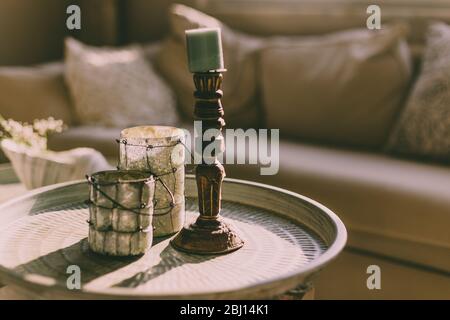Concept confortable. Porte-bougie en bois et en verre sur une table ronde. Banque D'Images
