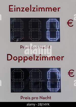 Dresde, Allemagne. 28 avril 2020. Un prix de 0 euro par nuit pour une chambre simple et une chambre double est affiché sur un tableau de bord dans un hôtel du centre de Dresde qui est temporairement fermé en raison de la crise de la couronne. Crédit: Robert Michael/dpa-Zentralbild/dpa/Alay Live News Banque D'Images