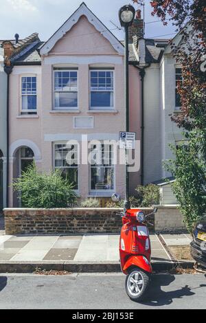 Londres/UK-1/08/18: Scooter Vespa coloré, qui ont été connus pour leur corps en acier pressé peint unibody qui combine un lâche complet pour les engi Banque D'Images