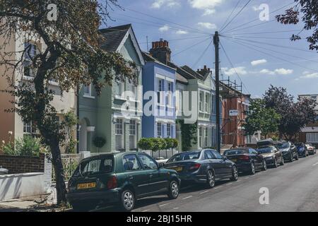 Londres/UK-1/08/18 : maisons mitoyennes de couleur pastel sur White Hart Lane à Barnes. La maison de terrasse est une forme de logement de densité moyenne, où une rangée de AT Banque D'Images