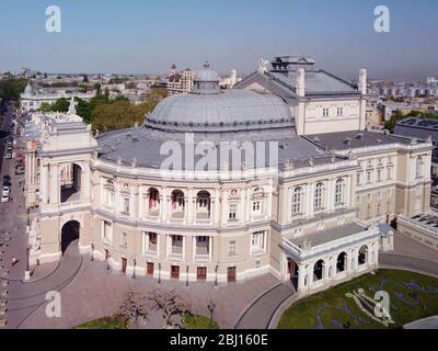 Odessa, Ukraine, Europe de l'est. 28 avril 2020. Vue aérienne, Théâtre académique national d'Odessa de l'Opéra et du Ballet. Odessa, Ukraine, Europe de l'est crédit: Andrey Nekrasov/ZUMA Wire/Alay Live News Banque D'Images
