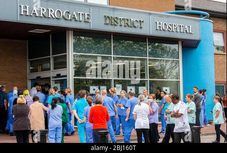 Harrogate, Yorkshire du Nord, Royaume-Uni. 28 avril 2020. Les médecins, les infirmières et tous les travailleurs clés du NHS retournent au travail à l'hôpital du district de Harrogate après avoir observé une minute de silence pour honorer leurs collègues qui ont perdu la vie à Covid 19. Crédit: ernesto rogata/Alay Live News Banque D'Images