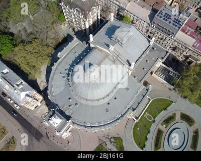Odessa, Ukraine, Europe de l'est. 28 avril 2020. Vue aérienne, Théâtre académique national d'Odessa de l'Opéra et du Ballet. Odessa, Ukraine, Europe de l'est crédit: Andrey Nekrasov/ZUMA Wire/Alay Live News Banque D'Images