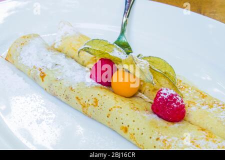 crêpes remplies de chocolat et de baies aux fraises sauvages et aux baies de gooseilles du cap Banque D'Images