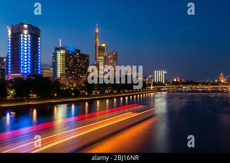 Rayures illuminées sur la rivière Main à Francfort le soir Banque D'Images