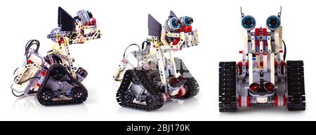 Le robot de commande à distance est fabriqué à partir de blocs de construction assemblés par des enfants Banque D'Images