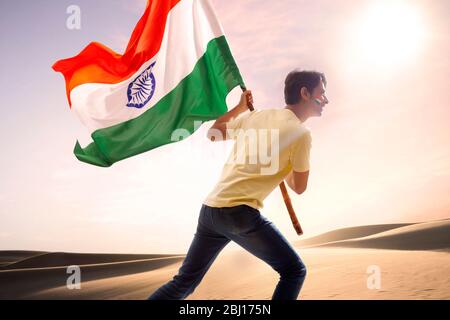 jeune homme qui a le drapeau indien dans l'excitation, jour de l'indépendance Banque D'Images