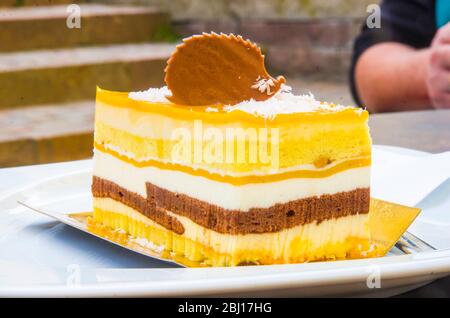 parfait au chocolat, gâteau éponge, crème et mangue avec une décoration de porc à l'hédgiat au chocolat au lait Banque D'Images