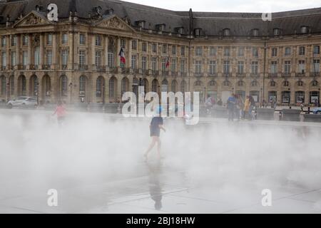 Bordeaux, Aquitaine / France - 06 10 2018 : miroir d'eau de Bordeaux plein de personnes jouent s'amuser dans l'eau Banque D'Images