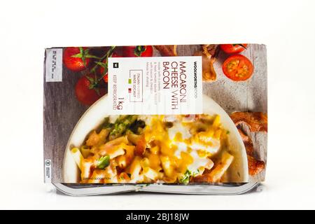 Alberton, Afrique du Sud - un récipient de fromage Woolworths Food macaroni au bacon isolé sur une image claire de fond avec espace de copie Banque D'Images